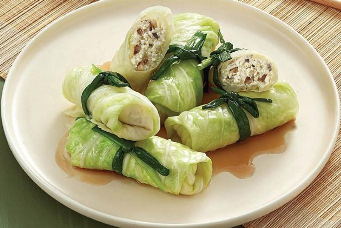 Cách làm bắp cải cuộn nấm đơn giản cho người ăn chay