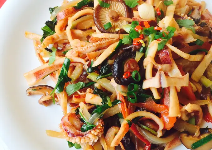 Cách làm mực khô xào hành tây giòn ngọt béo ngậy