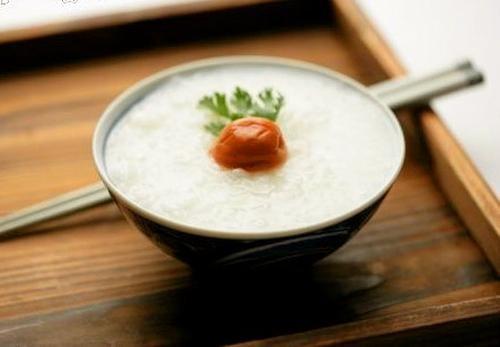 Cách nấu cháo mận muối chua ngon mặn mà cho bé