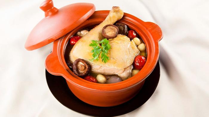 Cách nấu gà tiềm ngũ quả mang hương vị truyền thống