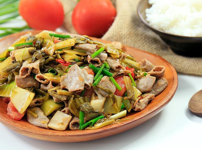 Cách xào dưa cải chua với lòng lợn non món miền Bắc ngon đáo để