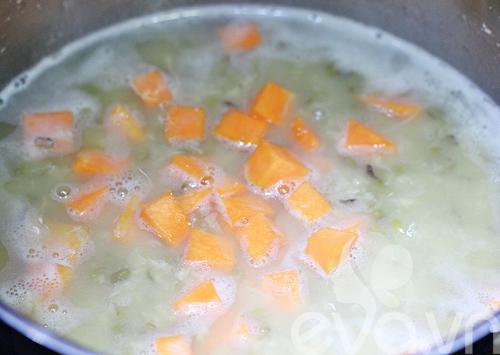 Cách nấu cháo đậu xanh bí đỏ ngọt mát thơm bùi cho bé